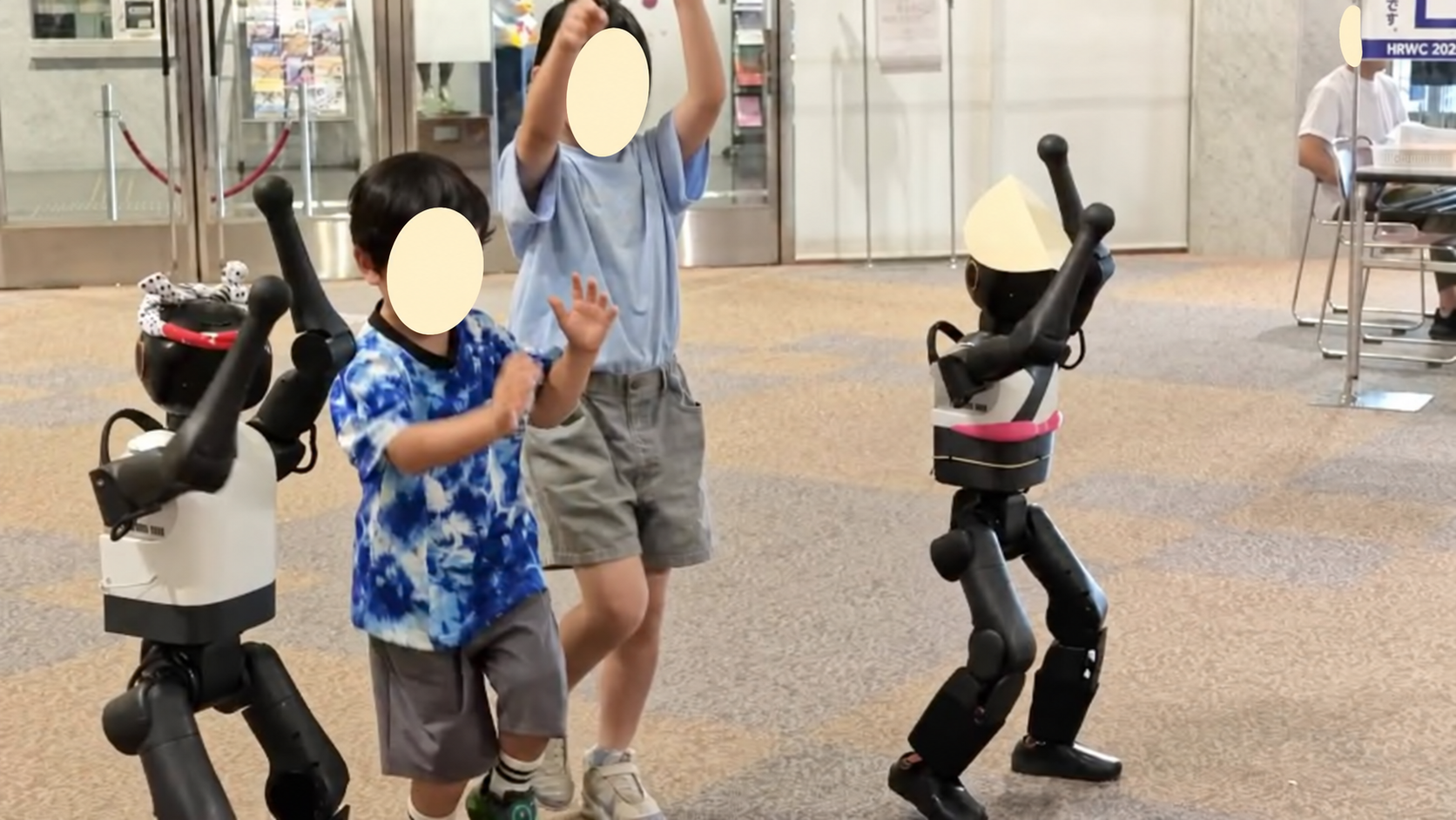 阿波踊りの衣装を着たロボットと、一緒に踊る参加者